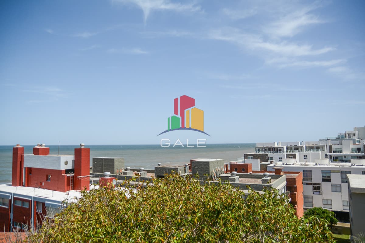 Gale Propiedades & Escribanía Apartamento ID.4281 - Departamento de 3 dormitorios con terraza  con parrillero en venta, Peninsula, Punta del Este