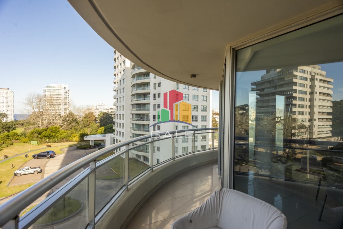 Gale Propiedades & Escribanía Apartamento ID.5124 - Vende apartamento con vista espectacular, de 3 dormitorios en Roosevelt, Punta del Este