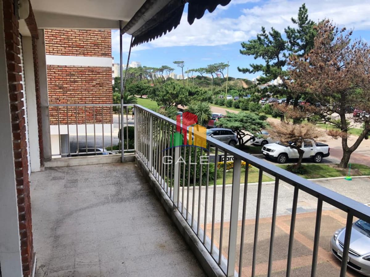 Gale Propiedades & Escribanía Apartamento ID.944 - Amplio departamento frente a Playa Mansa