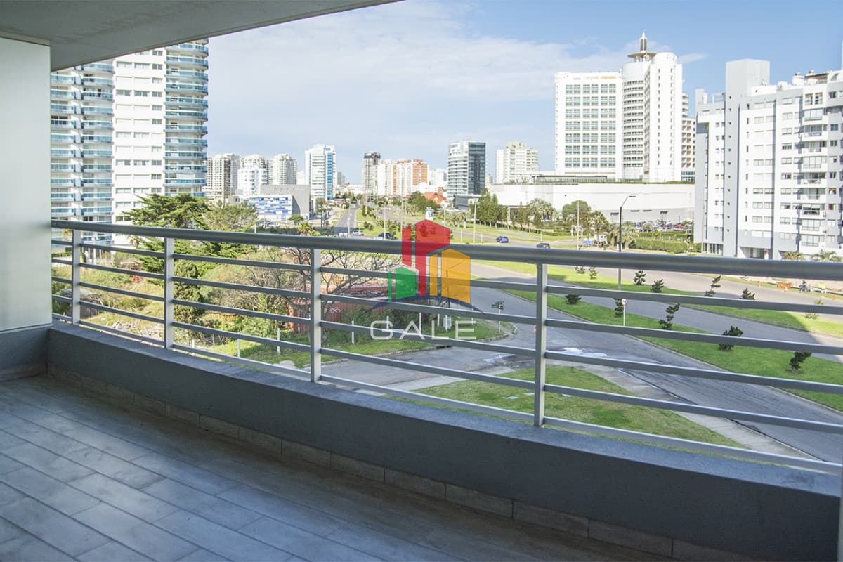 Gale Propiedades & Escribanía Apartamento ID.2255 - Departamento de 2 dormitorios en venta en torre moderna a metros de Playa Mansa.