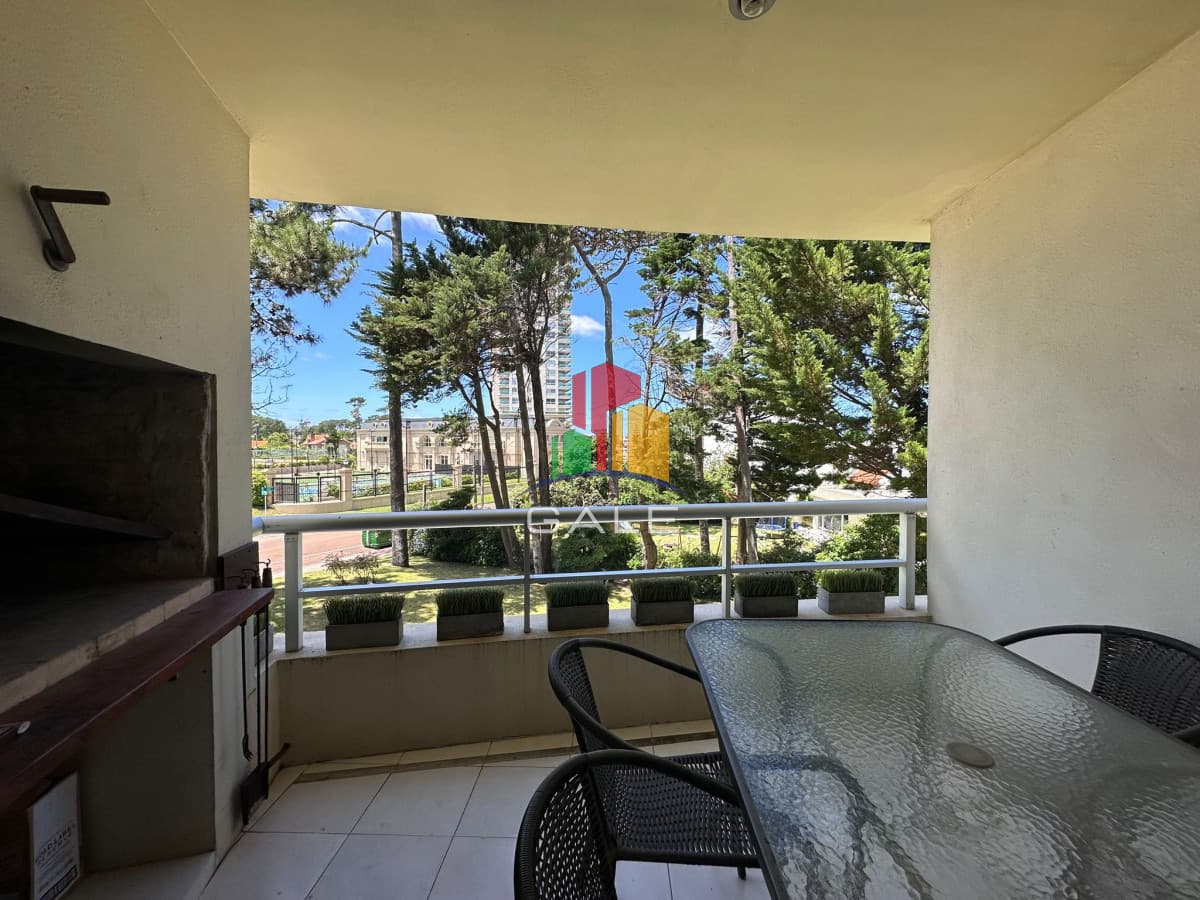 En alquiler apartamento de 2 dormitorios con Parrillero propio en Mansa, Punta del Este.  -