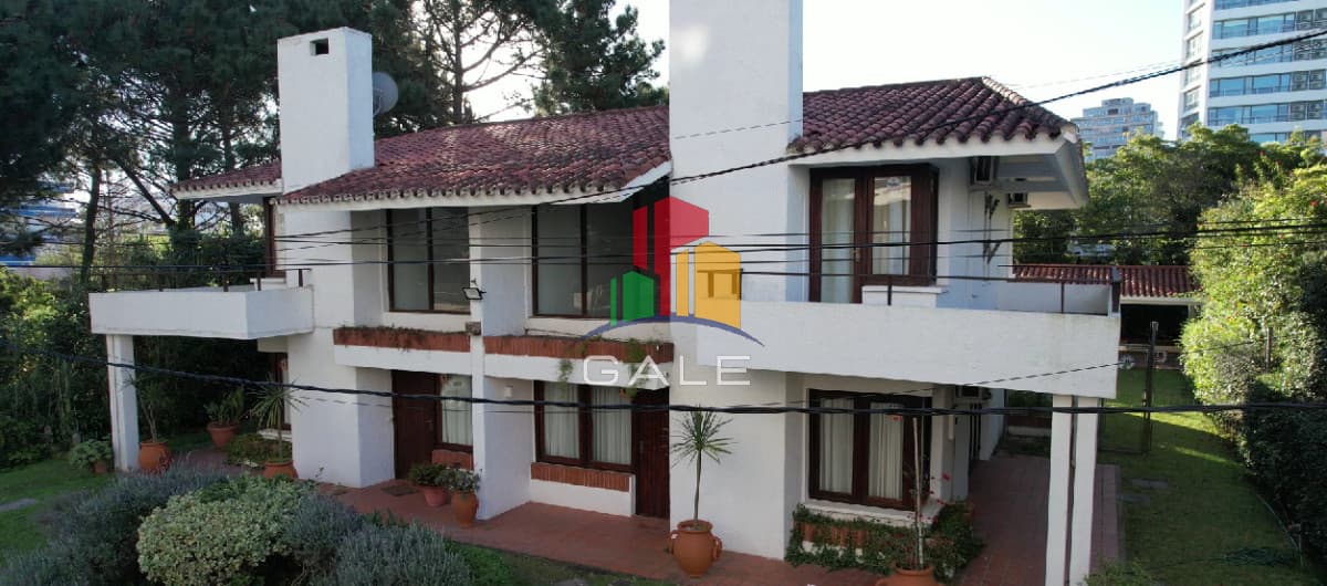 Gale Propiedades & Escribanía Casa ID.4856 - 2 chalet apareados en venta proximo al mar, Playa Brava