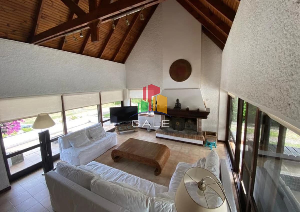 Gale Propiedades & Escribanía Casa ID.4734 - En venta casa de 5 dormitorios, con piscina, parrillero y jardin en Lugano,Punta del Este