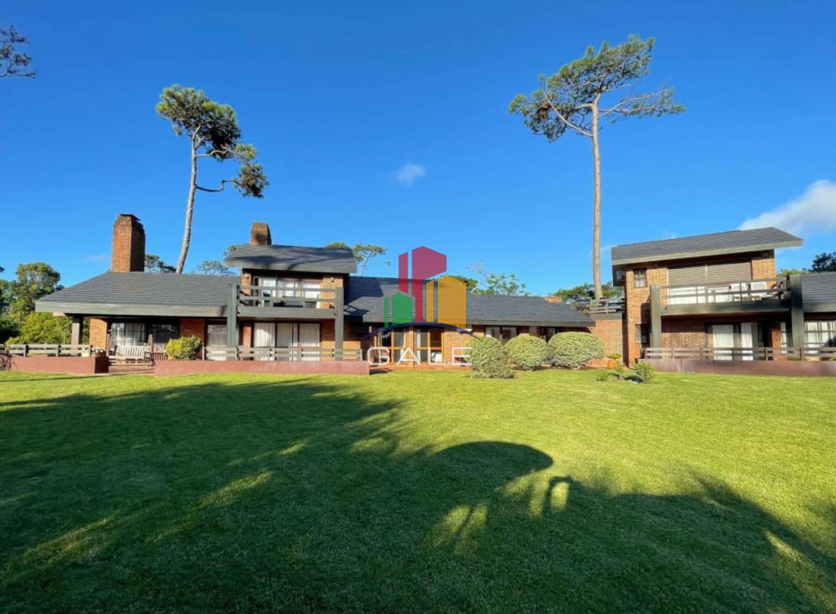 Gale Propiedades & Escribanía Casa ID.2219 - Espectacular mansion a solo metros de mar en venta, 8 dormitorios. Punta del Este