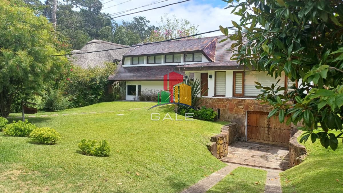 Gale Propiedades & Escribanía Casa ID.3733 - Vende gran casa para vivir todo el año, de 3 dormitorios en Punta del Este