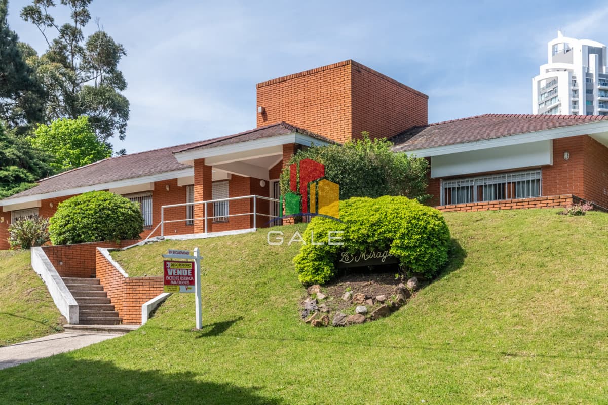 Gale Propiedades & Escribanía Casa ID.4729 - Vendemos espectacular casa de 4 dormitorios en Playa Mansa, Punta del este