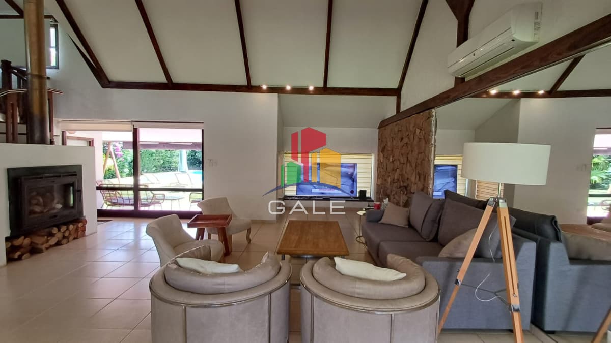 Gale Propiedades & Escribanía Casa ID.3733 - Vende gran casa para vivir todo el año, de 3 dormitorios en Punta del Este