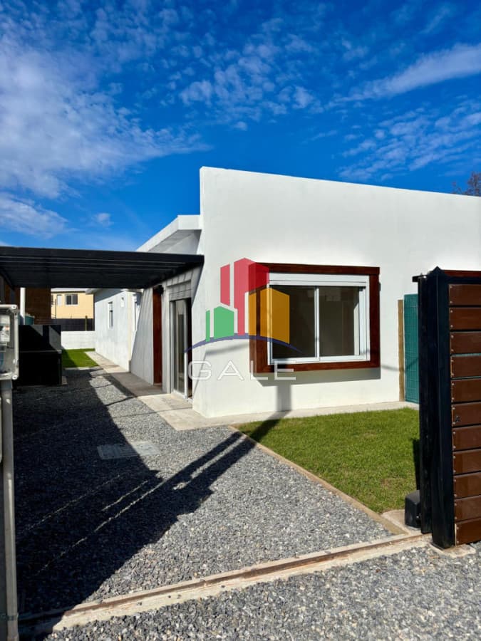 Gale Propiedades & Escribanía Casa ID.5245 - En venta casa en Altos de la Laguna, Maldonado de 2 dormitorios con parrillero.