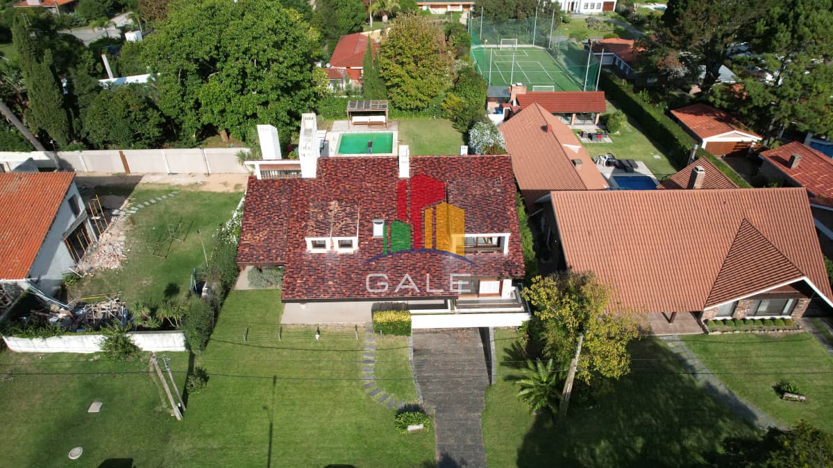 Gale Propiedades & Escribanía Casa ID.2218 - Casa a la venta en playa mansa Punta Del Este, gran tamaño ubicada en zona privilegiada.
