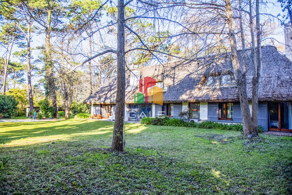 Gale Propiedades & Escribanía Casa ID.4739 - Casa de 4 dormitorios en venta, en Golf Punta del Este
