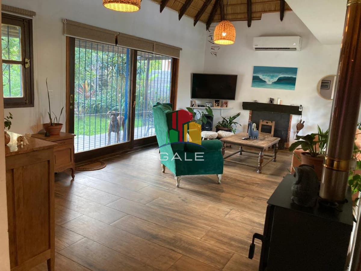 Gale Propiedades & Escribanía Casa ID.2370 - En venta casa espectacular en Pinares, de 3 dormitorios.