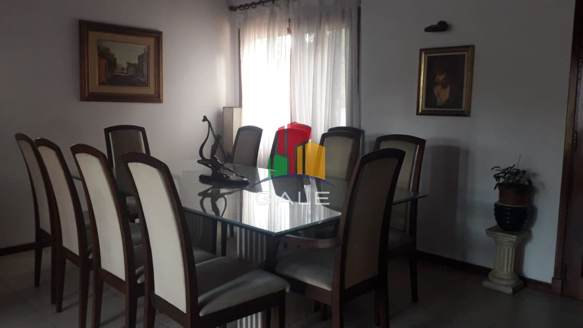 Gale Propiedades & Escribanía Casa ID.4050 - Hermosa casa en venta en Beverly Hills de 5 dormitorios con piscina y parrillero