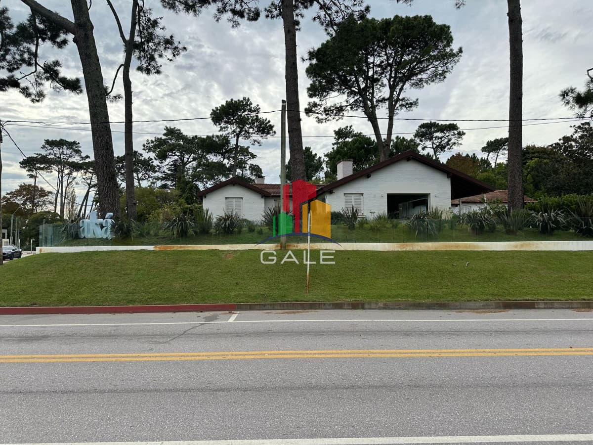 Gale Propiedades & Escribanía Casa ID.4738 - Casa ideal para clinica privada, zona comercial, Punta del Este