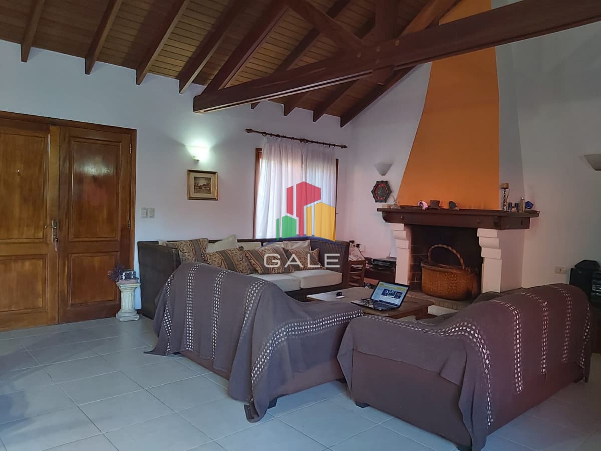 Gale Propiedades & Escribanía Casa ID.4050 - Hermosa casa en venta en Beverly Hills de 5 dormitorios con piscina y parrillero
