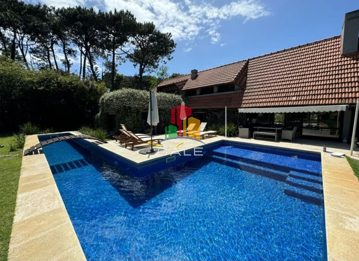 Gale Propiedades & Escribanía Casa ID.4734 - En venta casa de 5 dormitorios, con piscina, parrillero y jardin en Lugano,Punta del Este