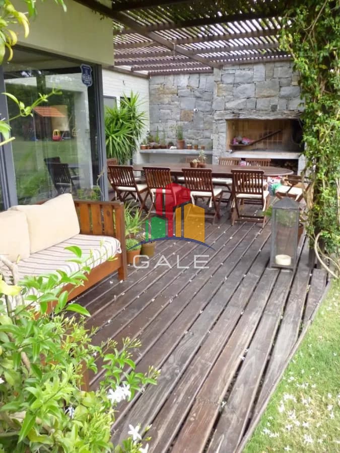 Gale Propiedades & Escribanía Casa ID.3964 - Hermosa casa de 4 dormitorios en agradable entorno.