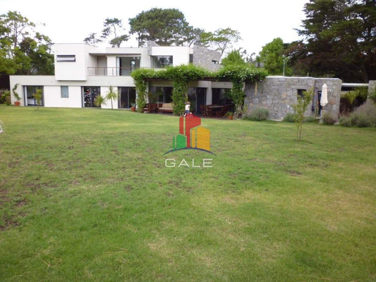 Gale Propiedades & Escribanía Casa ID.3964 - Hermosa casa de 4 dormitorios en agradable entorno.