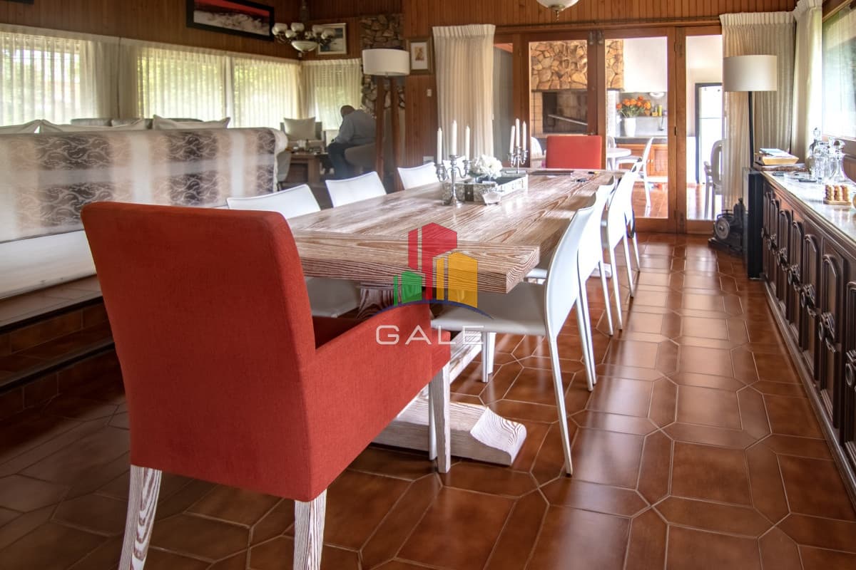 Gale Propiedades & Escribanía Casa ID.3741 - Casa de gran tamaño ubicada en zona de paz y tranquilidad.