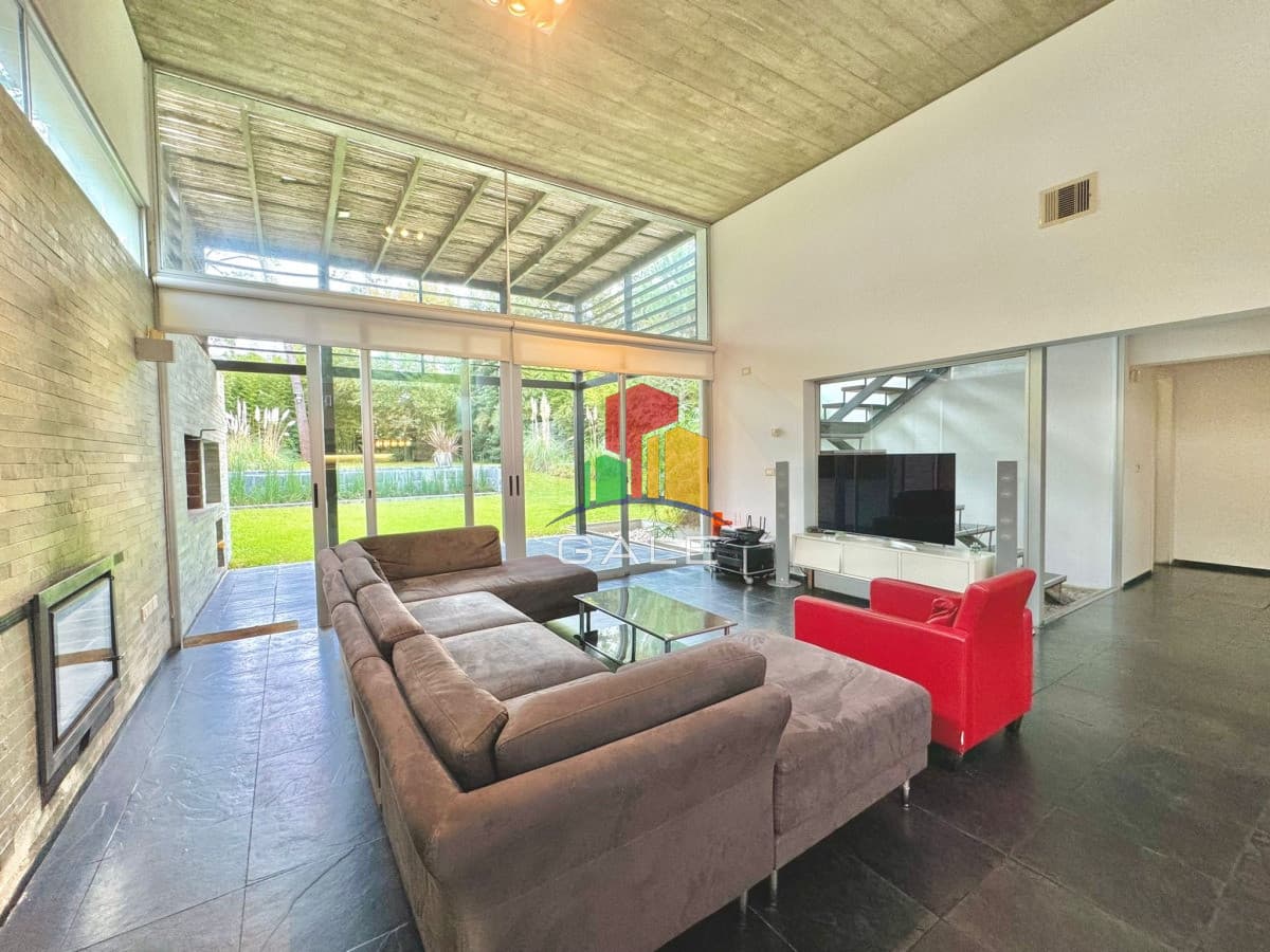 Gale Propiedades & Escribanía Casa ID.4730 - En venta casa de 5 dormitorios en San Rafael, con piscina