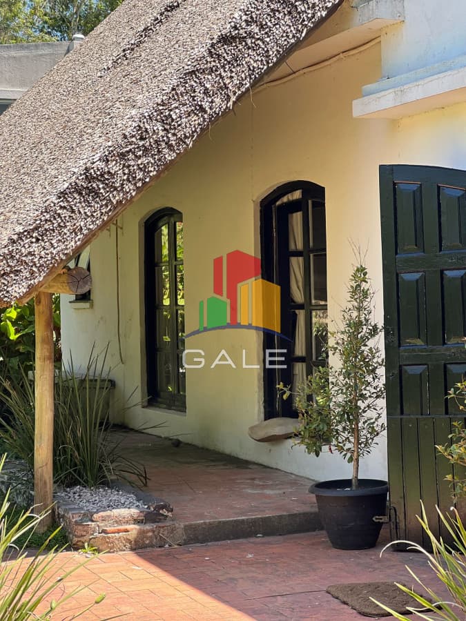 Gale Propiedades & Escribanía Casa ID.4877 - Amplia casa a la venta en Punta del Este de 6 dormitorios en el Tesoro a 200 mts de ruta 10