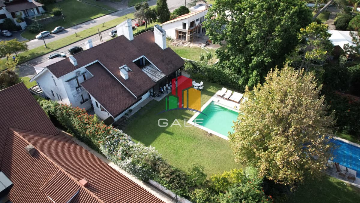 Gale Propiedades & Escribanía Casa ID.2218 - Casa a la venta en playa mansa Punta Del Este, gran tamaño ubicada en zona privilegiada.