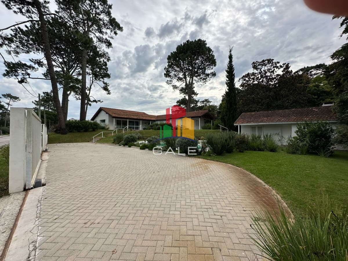Gale Propiedades & Escribanía Casa ID.4738 - Casa ideal para clinica privada, zona comercial, Punta del Este