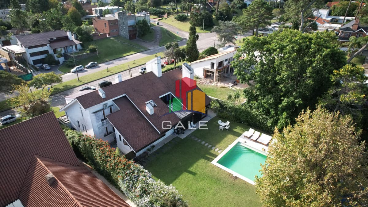 Gale Propiedades & Escribanía Casa ID.2218 - Casa a la venta en playa mansa Punta Del Este, gran tamaño ubicada en zona privilegiada.