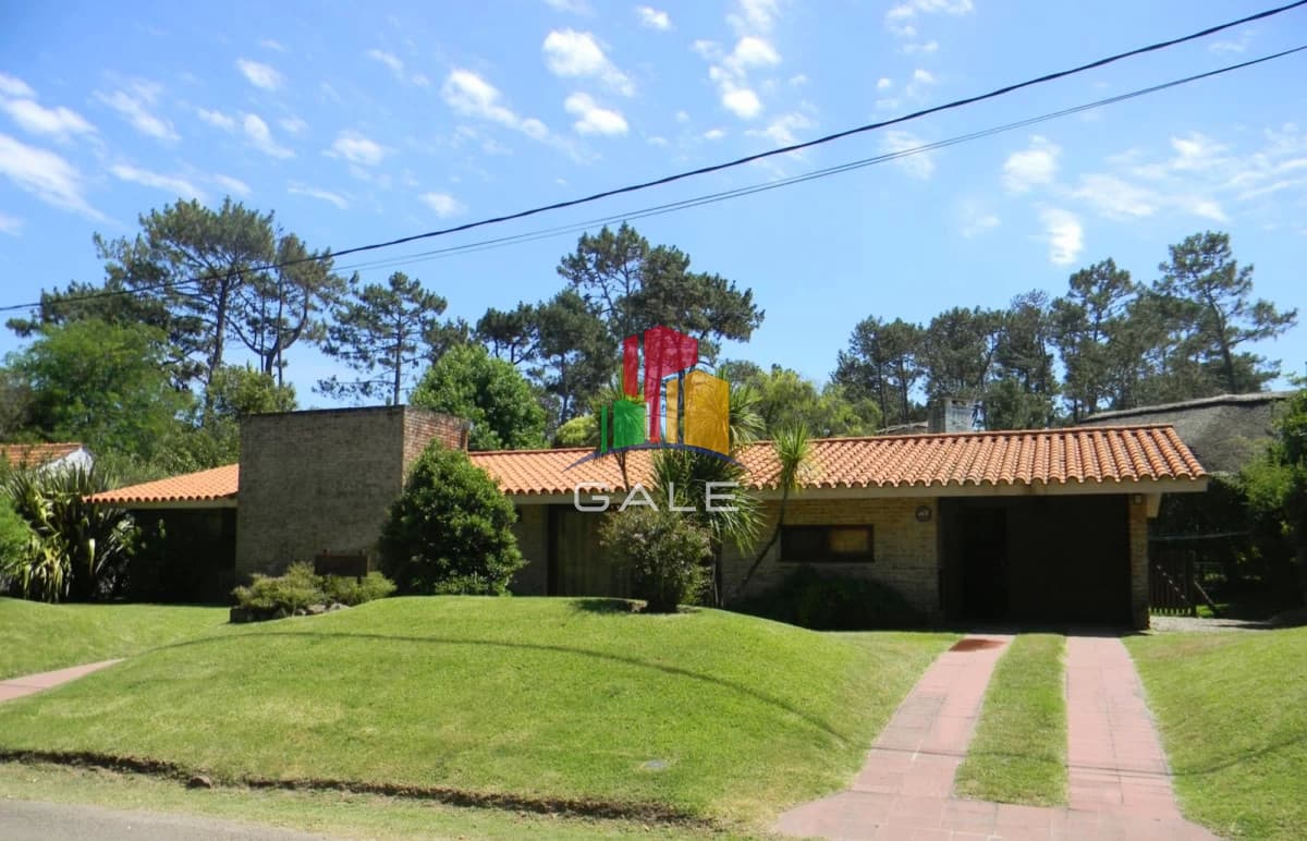 Gale Propiedades & Escribanía Casa ID.3335 - Casa en Venta de 4 dormitorios en Pinares , Punta del este
