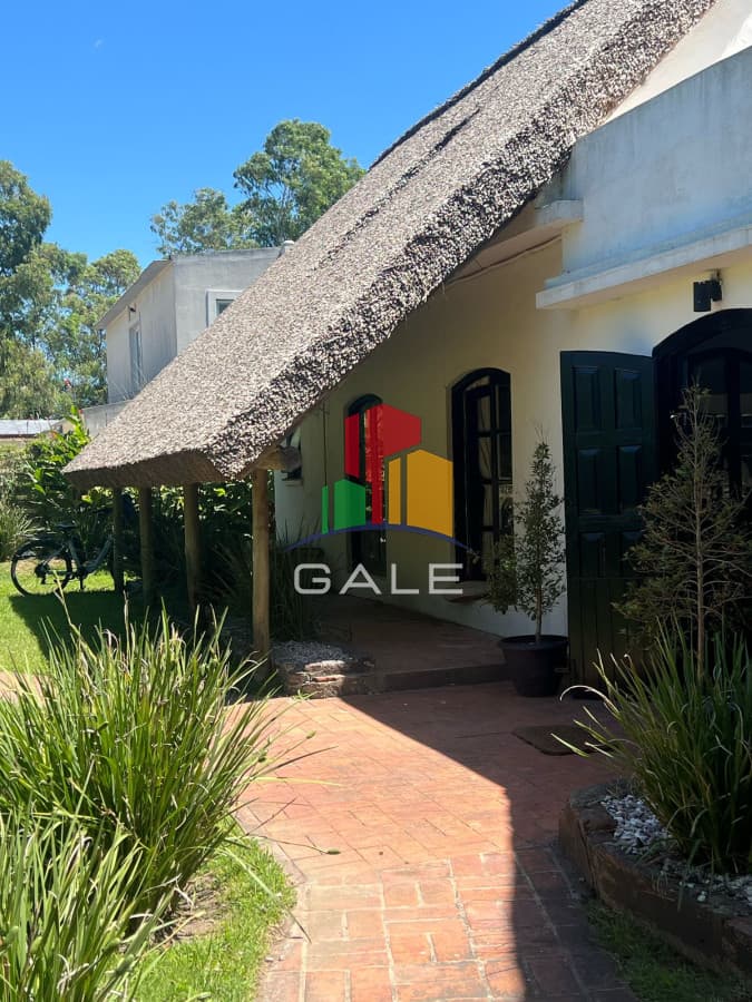 Gale Propiedades & Escribanía Casa ID.4877 - Amplia casa a la venta en Punta del Este de 6 dormitorios en el Tesoro a 200 mts de ruta 10
