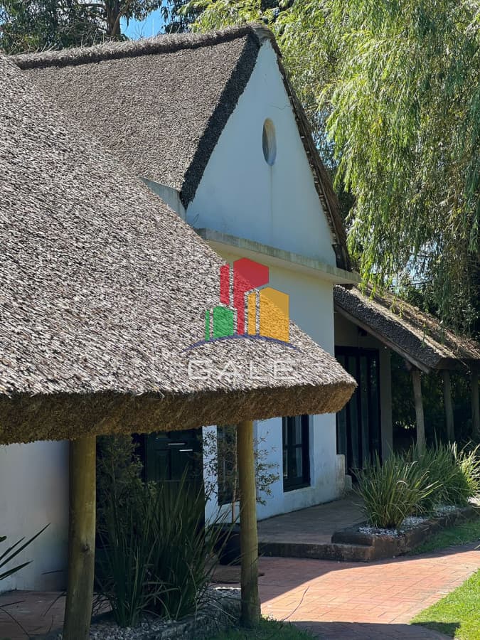 Gale Propiedades & Escribanía Casa ID.4877 - Amplia casa a la venta en Punta del Este de 6 dormitorios en el Tesoro a 200 mts de ruta 10