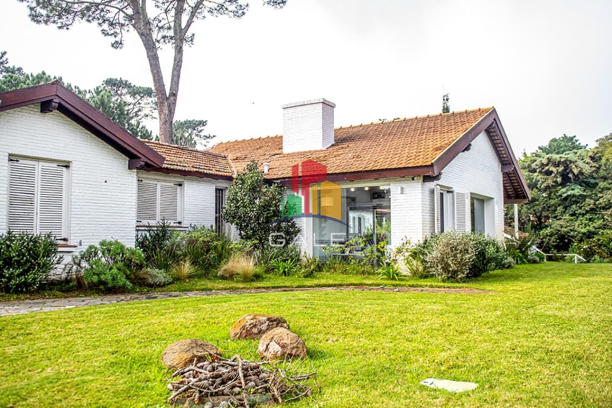 Gale Propiedades & Escribanía Casa ID.4738 - Casa ideal para clinica privada, zona comercial, Punta del Este