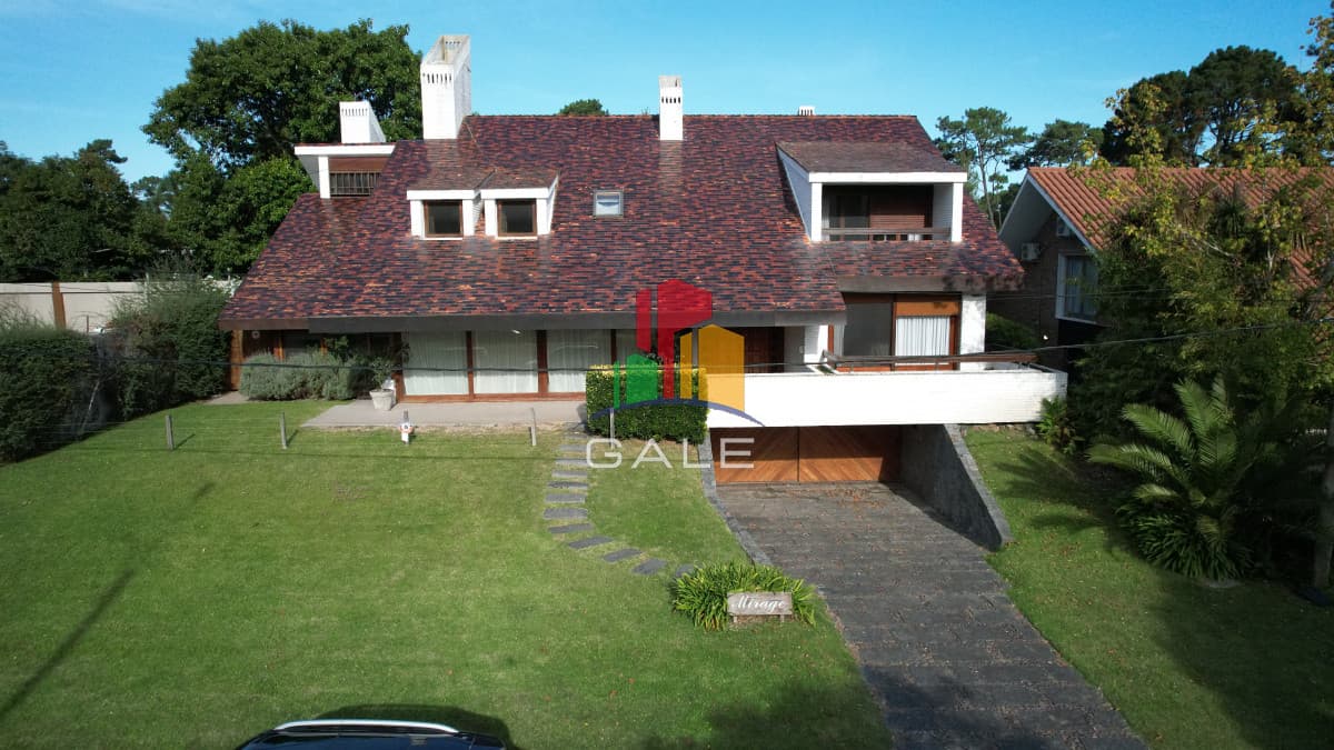 Gale Propiedades & Escribanía Casa ID.2218 - Casa a la venta en playa mansa Punta Del Este, gran tamaño ubicada en zona privilegiada.
