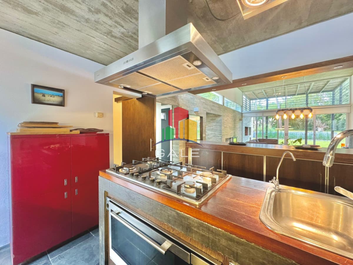 Gale Propiedades & Escribanía Casa ID.4730 - En venta casa de 5 dormitorios en San Rafael, con piscina