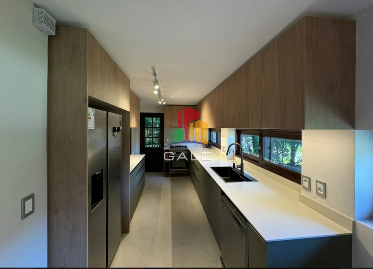 Gale Propiedades & Escribanía Casa ID.4734 - En venta casa de 5 dormitorios, con piscina, parrillero y jardin en Lugano,Punta del Este