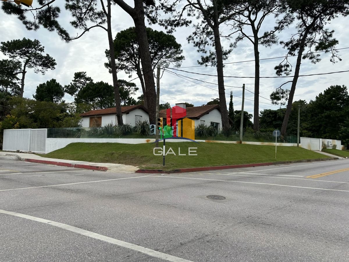 Gale Propiedades & Escribanía Casa ID.4738 - Casa ideal para clinica privada, zona comercial, Punta del Este
