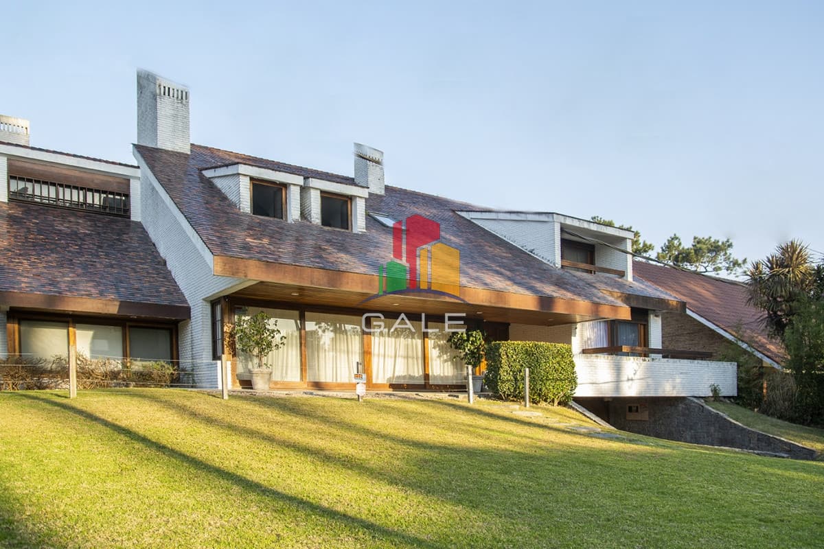 Gale Propiedades & Escribanía Casa ID.2218 - Casa a la venta en playa mansa Punta Del Este, gran tamaño ubicada en zona privilegiada.
