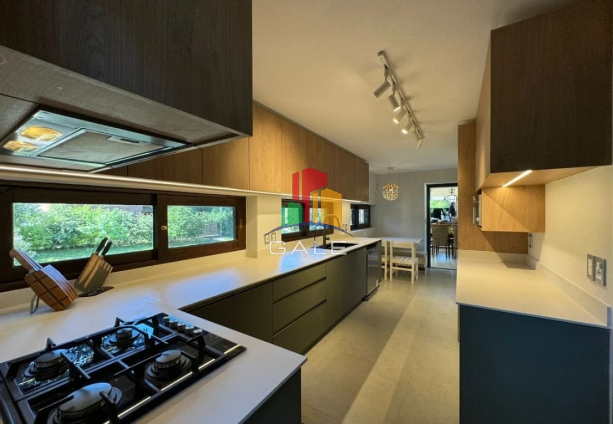Gale Propiedades & Escribanía Casa ID.4734 - En venta casa de 5 dormitorios, con piscina, parrillero y jardin en Lugano,Punta del Este
