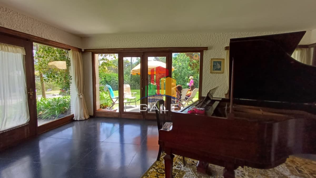 Gale Propiedades & Escribanía Casa ID.3969 - Vende Casa en Zona comercial en Lugano - Punta del Este
