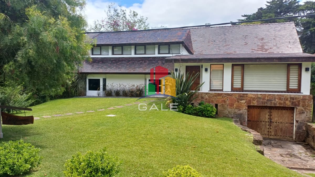 Gale Propiedades & Escribanía Casa ID.3733 - Vende gran casa para vivir todo el año, de 3 dormitorios en Punta del Este