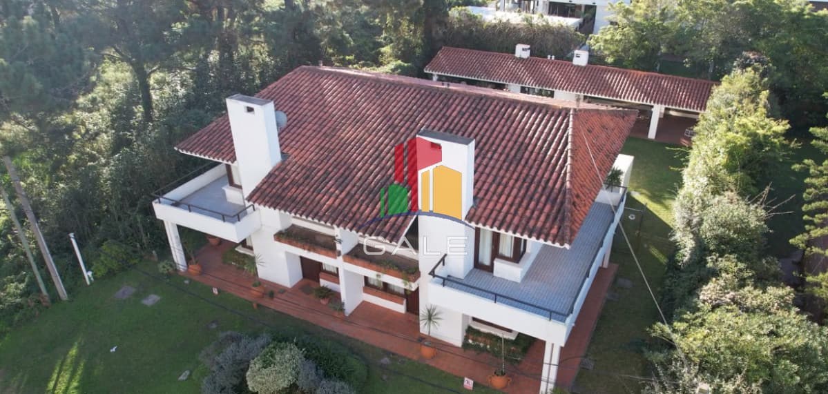 Gale Propiedades & Escribanía Casa ID.4856 - 2 chalet apareados en venta proximo al mar, Playa Brava