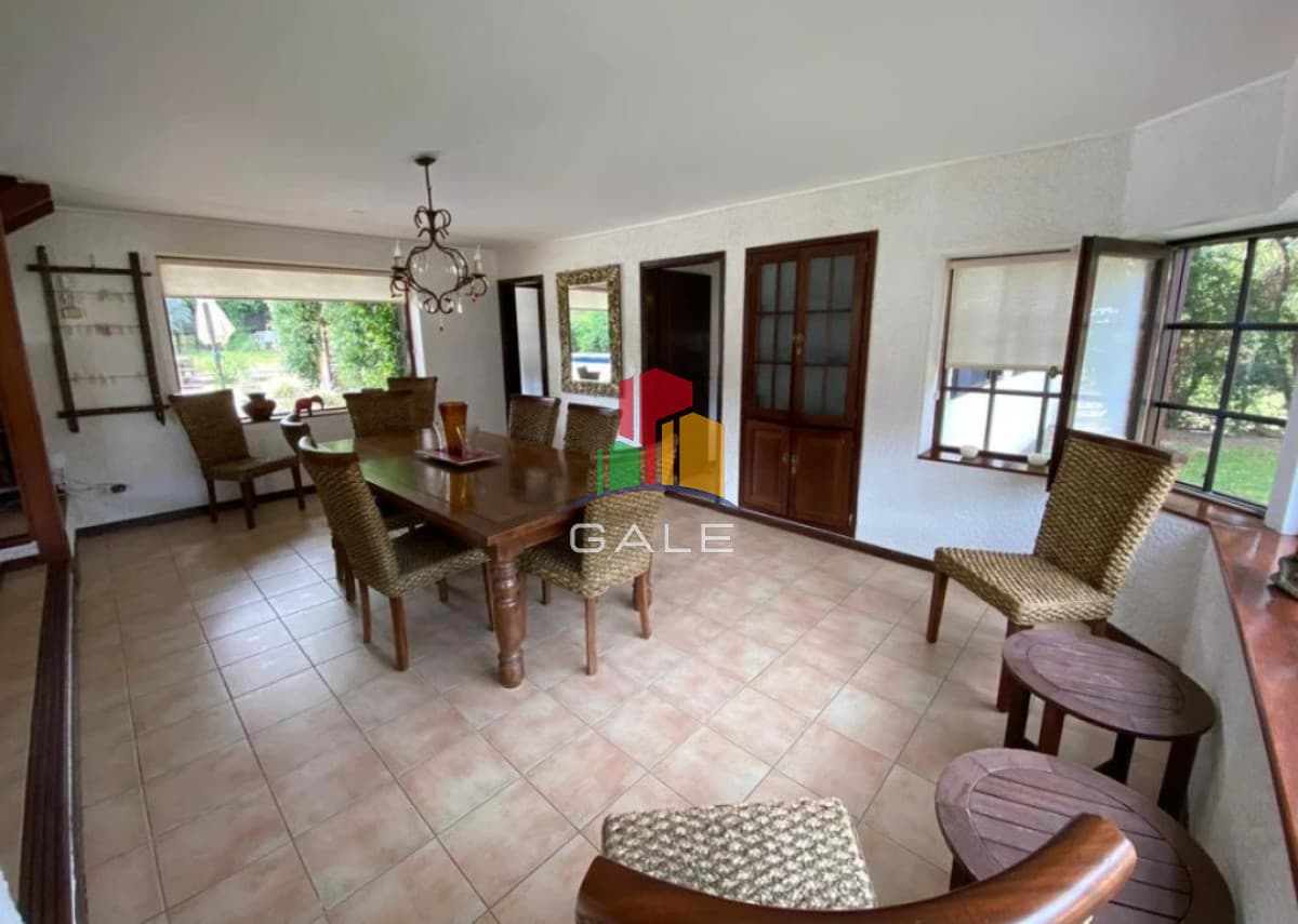 Gale Propiedades & Escribanía Casa ID.4734 - En venta casa de 5 dormitorios, con piscina, parrillero y jardin en Lugano,Punta del Este