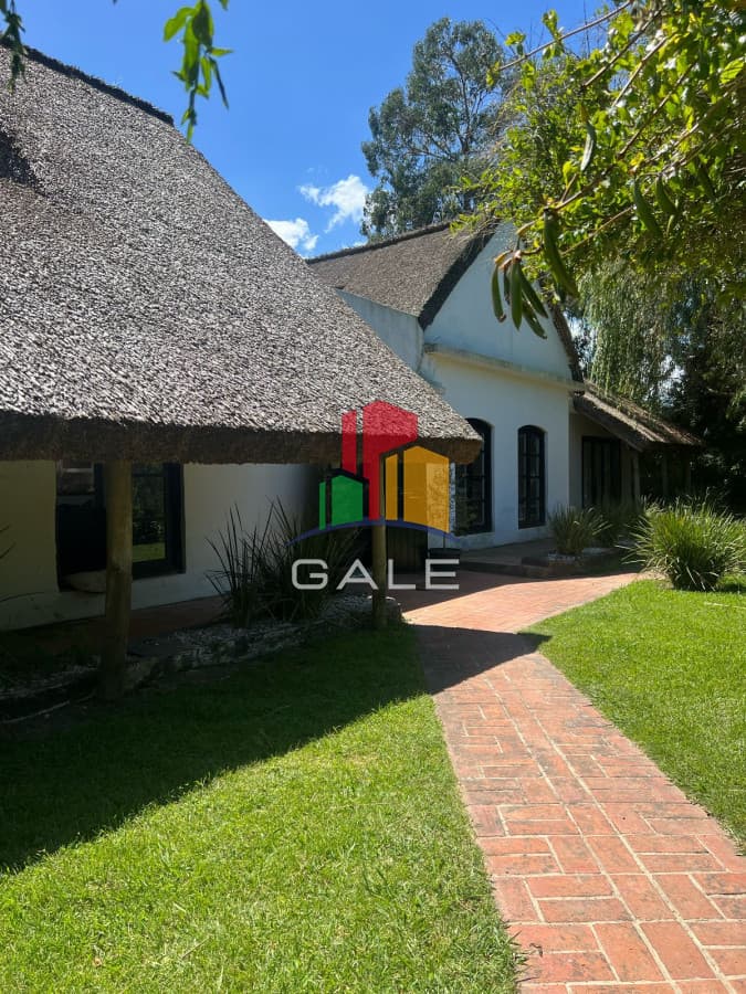 Gale Propiedades & Escribanía Casa ID.4877 - Amplia casa a la venta en Punta del Este de 6 dormitorios en el Tesoro a 200 mts de ruta 10