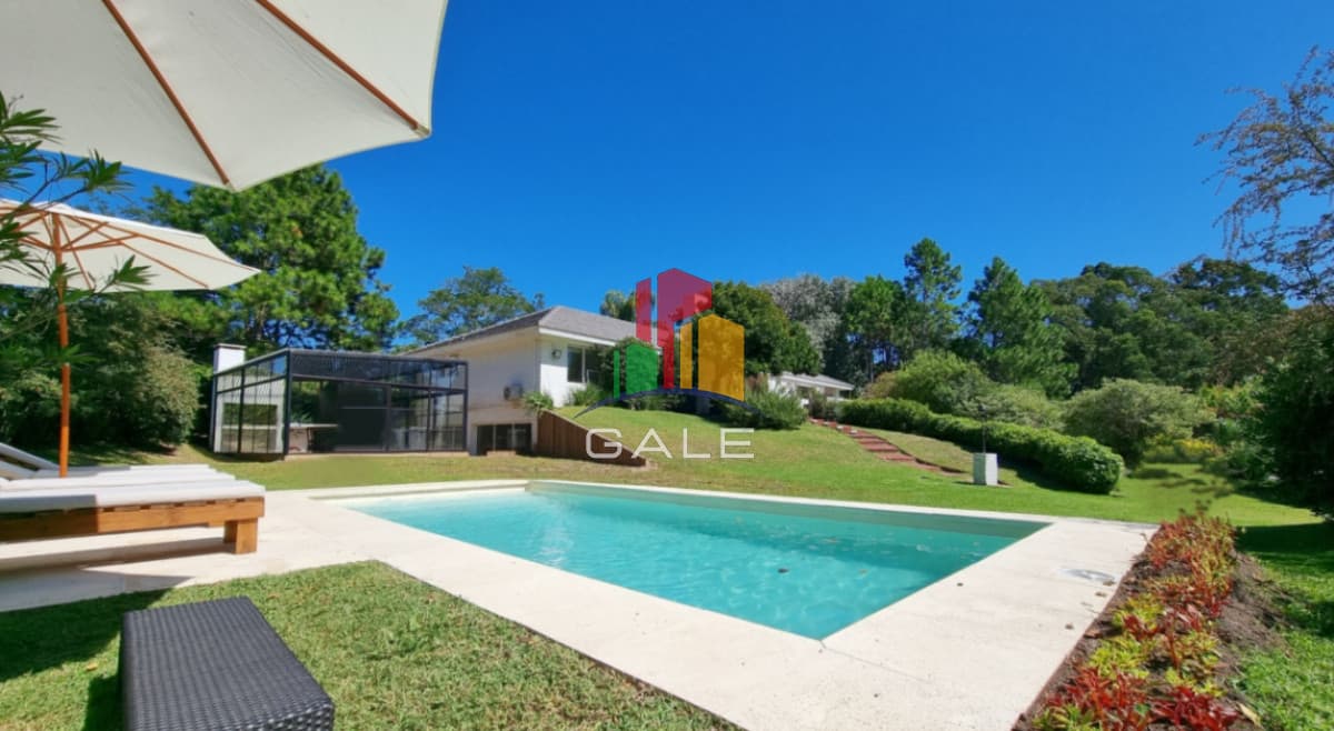 Gale Propiedades & Escribanía Casa ID.4728 - En venta espectacular casa de 5 dormitorios en Golf, Punta del Este