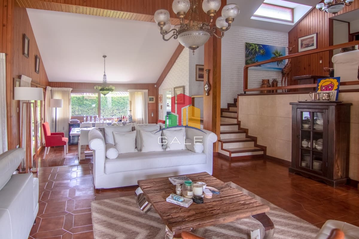 Gale Propiedades & Escribanía Casa ID.3741 - Casa de gran tamaño ubicada en zona de paz y tranquilidad.