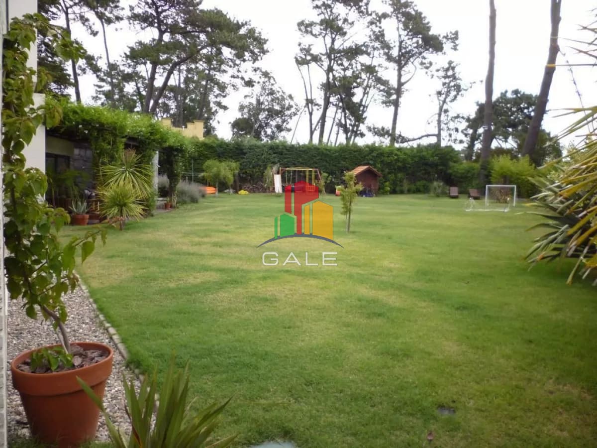Gale Propiedades & Escribanía Casa ID.3964 - Hermosa casa de 4 dormitorios en agradable entorno.