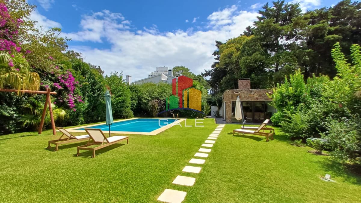 Gale Propiedades & Escribanía Casa ID.3733 - Vende gran casa para vivir todo el año, de 3 dormitorios en Punta del Este
