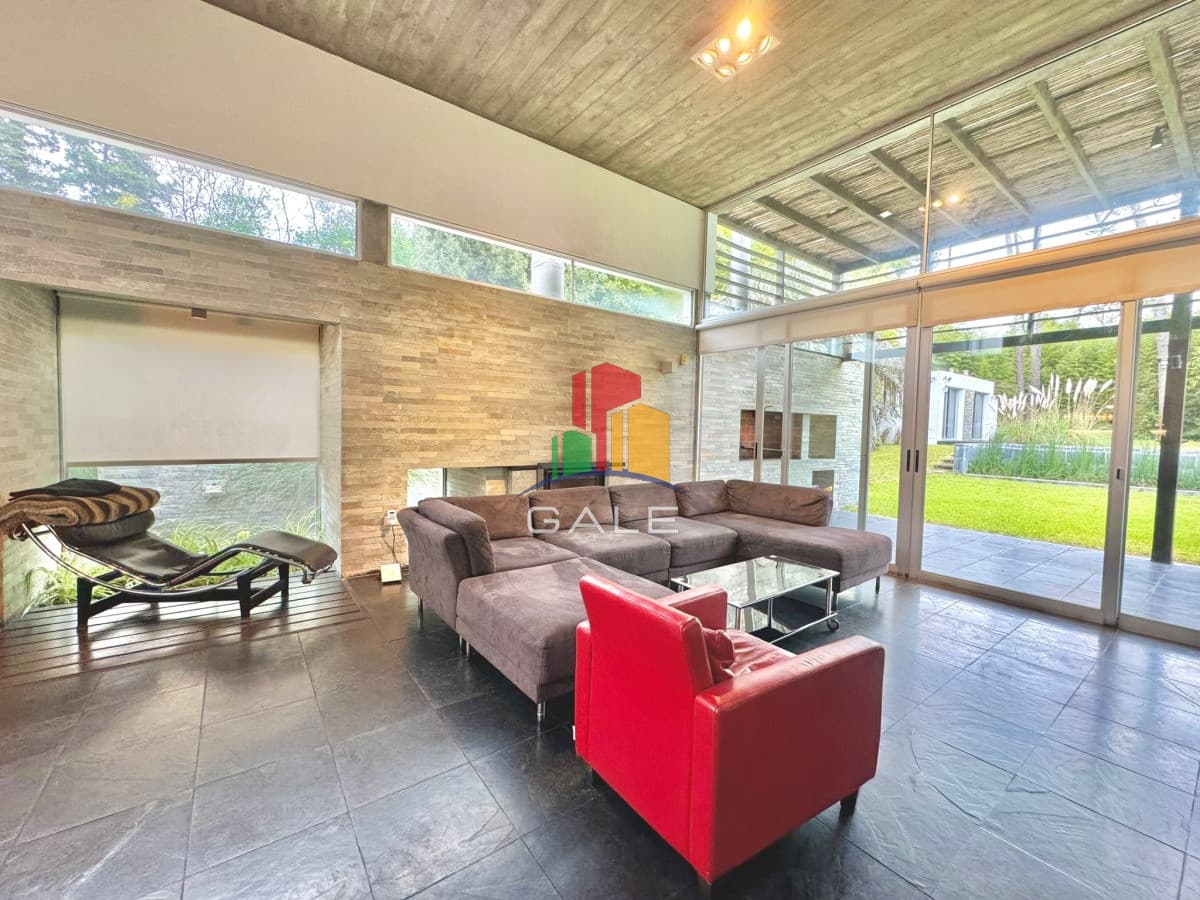 Gale Propiedades & Escribanía Casa ID.4730 - En venta casa de 5 dormitorios en San Rafael, con piscina