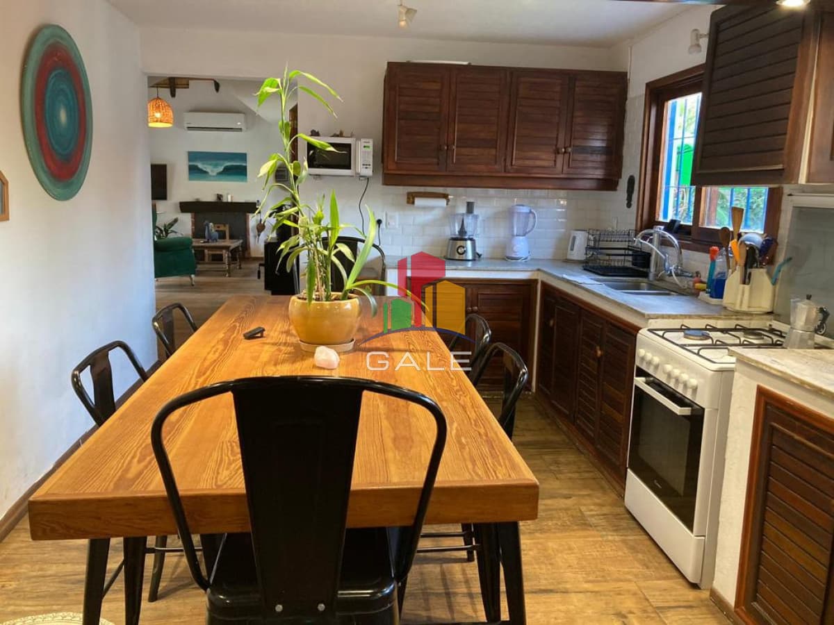 Gale Propiedades & Escribanía Casa ID.2370 - En venta casa espectacular en Pinares, de 3 dormitorios.