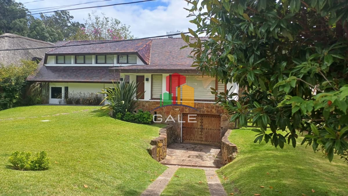 Gale Propiedades & Escribanía Casa ID.3733 - Vende gran casa para vivir todo el año, de 3 dormitorios en Punta del Este