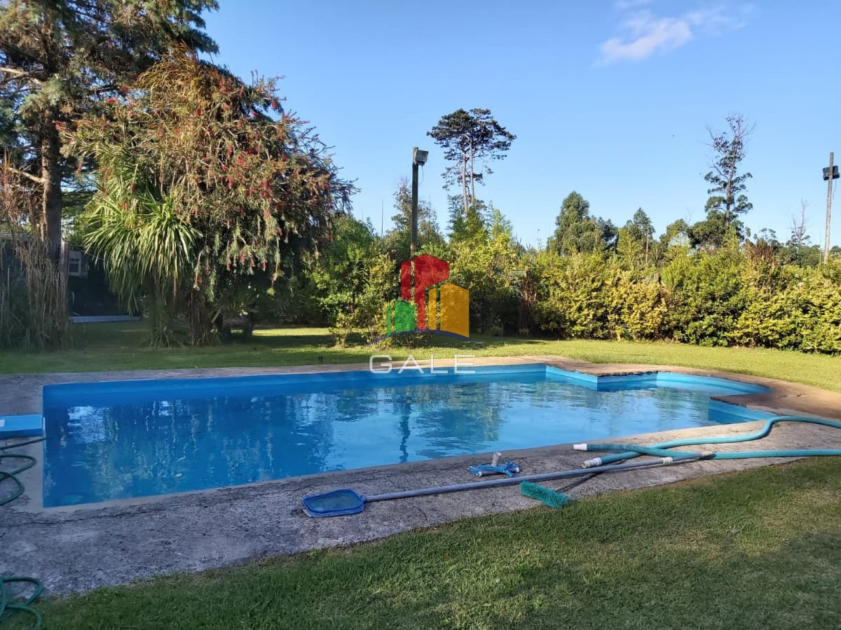 Gale Propiedades & Escribanía Casa ID.4050 - Hermosa casa en venta en Beverly Hills de 5 dormitorios con piscina y parrillero
